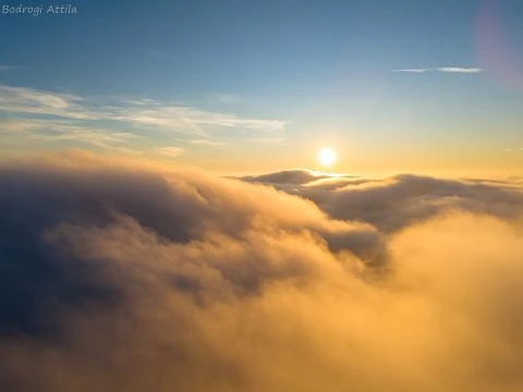 A ködtenger feletti naplemente