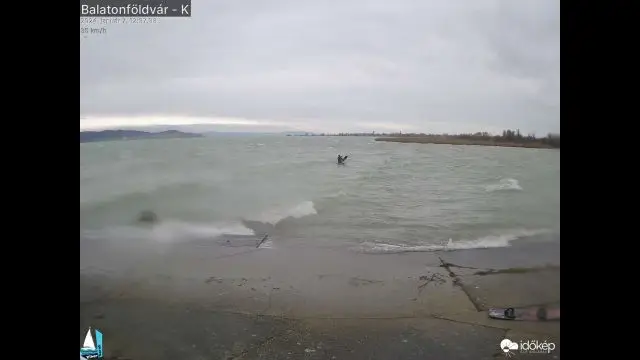 Téli szörfözők a Balatonban