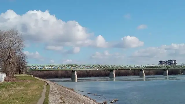 Budát és Pestet északon összekötő vasúti Újpesti híd a Duna felett