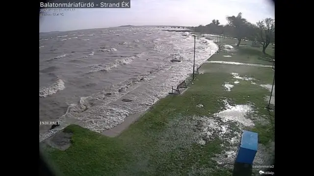 Viharos szél csapja ki a déli parton a Balaton vizét