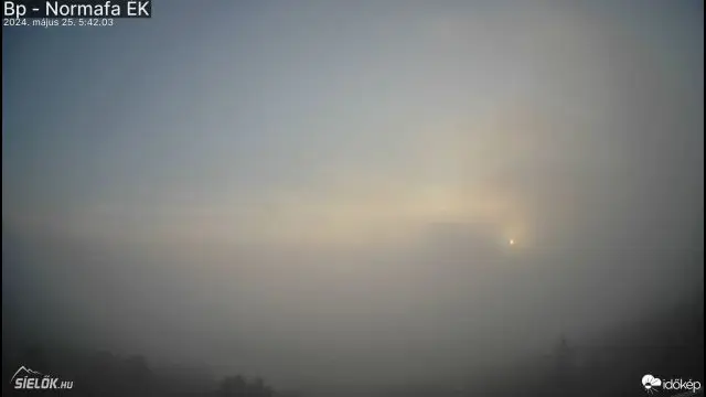 A budai hegyeket is elnyelte a köd