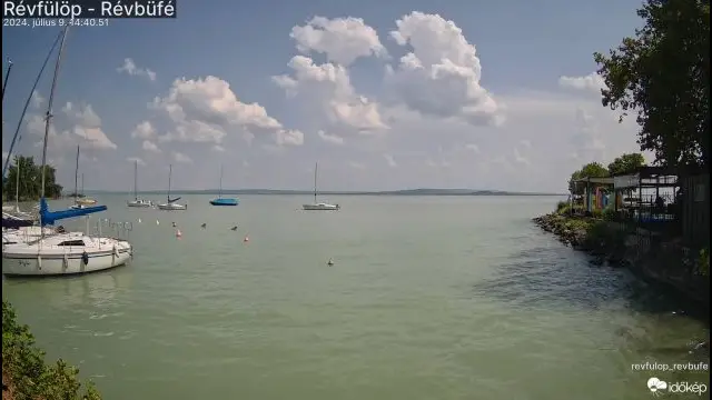 A távolból a Balaton fölé nyúló üllő