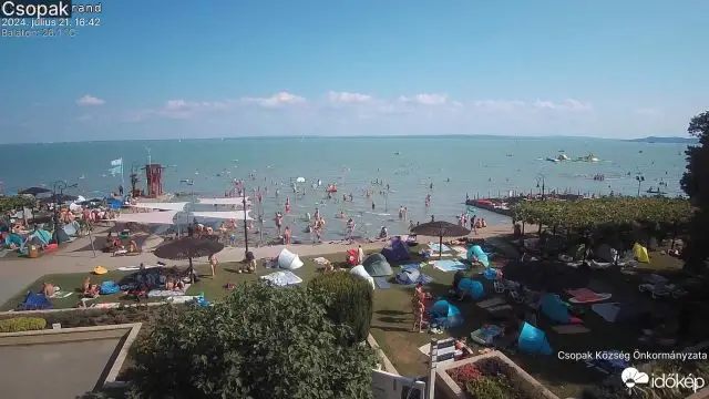 Nyüzsögtek az emberek a Balatonban