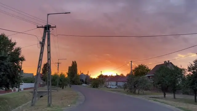 A lemenő Nap vérnarancs sugarai Tiszalök