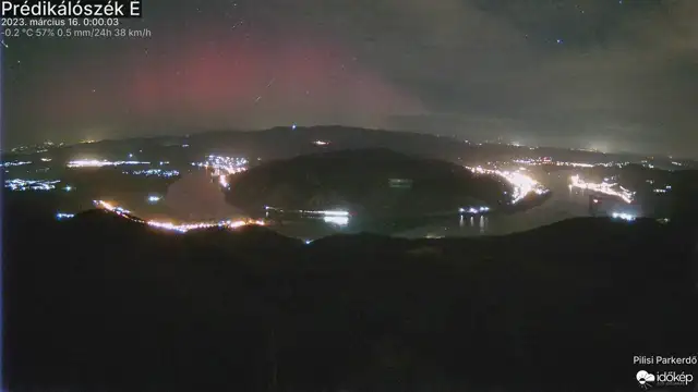 A Dunán csillant vissza a sarki fény