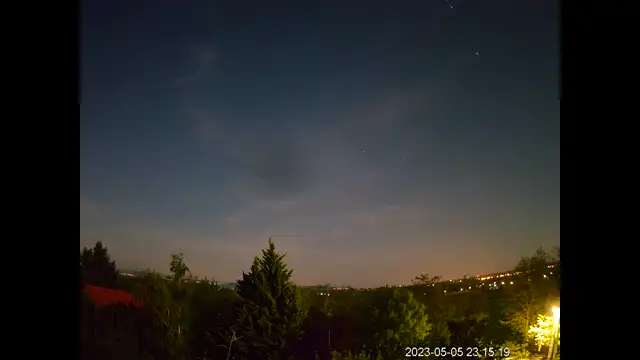 Tűzgömb nyomát keresztező repülőgép (videó)