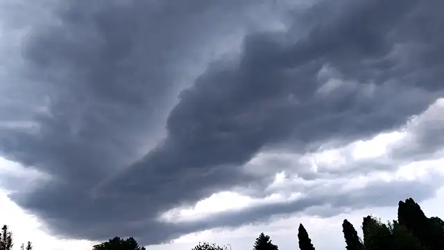 Érkező látványos peremfelhős zivatar