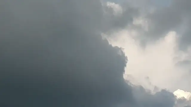 Egyik perben meleg napsütés, másik percben eső