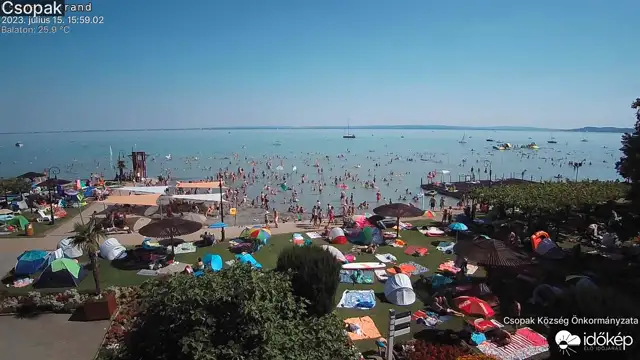 Nyüzsögtek a strandolók a Balatonbann