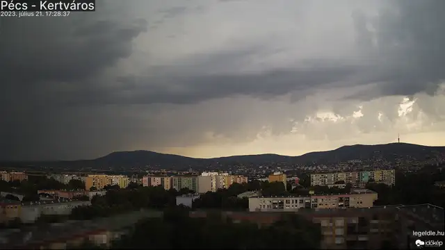 Lecsap a vihar Pécsre