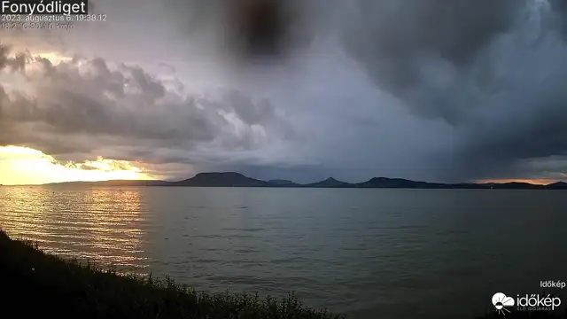 Elnyelte a vihar a Badacsonyt, majd a Balatont is