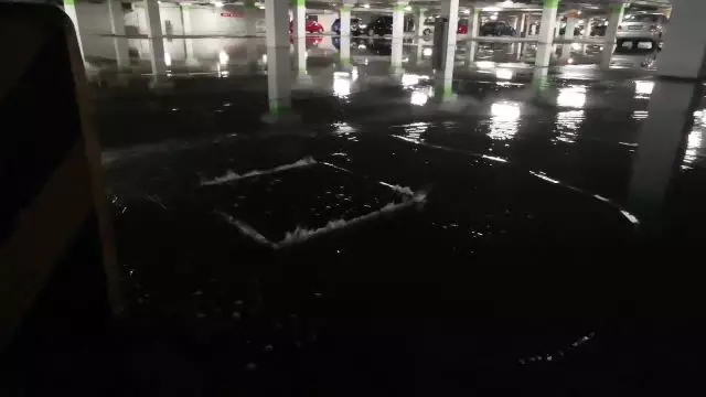 Fedett parkolóban emelgette a víz a csatornafedelet
