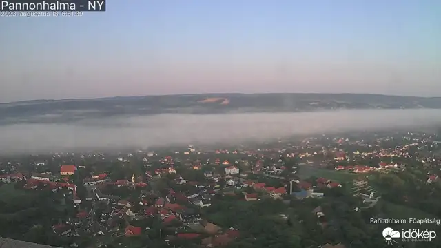 Ködsáv Pannonhalma felett