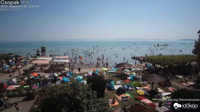 Hemzsegnek a fürdőzők a Balatonban az utolsó nyári hétvégén