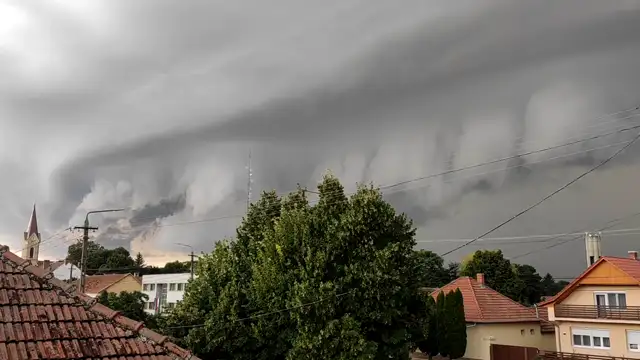 Akár a függetlenség napjában - Mezőkovácsházán a peremfelhő