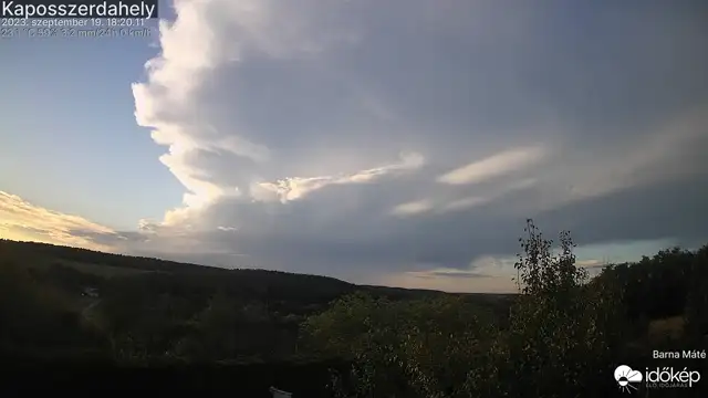 Látványosan szétterülő zivatarfelhő