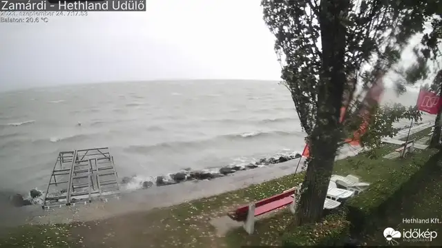 Viharos szél süvít a Balatonnál