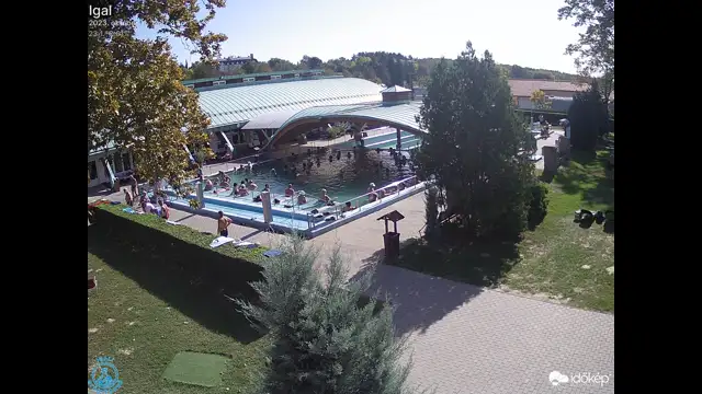 Sokan fürdőznek Igalon a nyárias időben