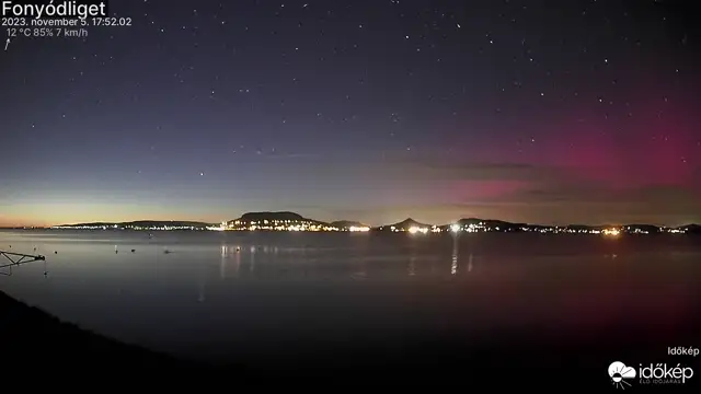 Sarki fény pompázik a Balaton fölött