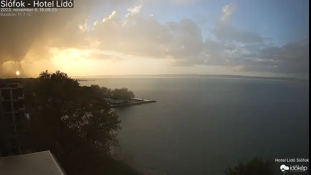 Háttérfényben a kavargó tölcsér