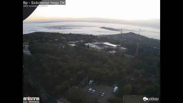 Már éjjel bekúszott a köd