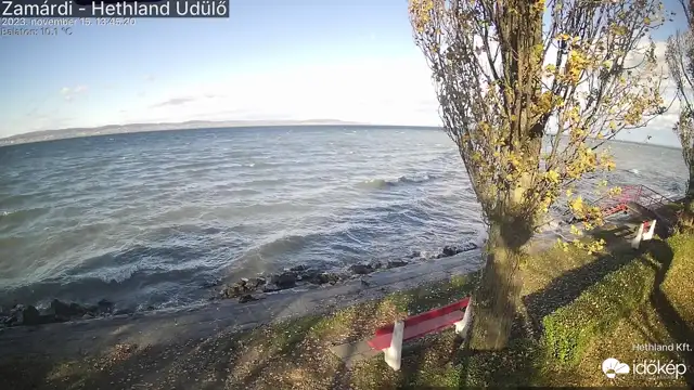 Tarajos hullámokat korbácsolt a szél