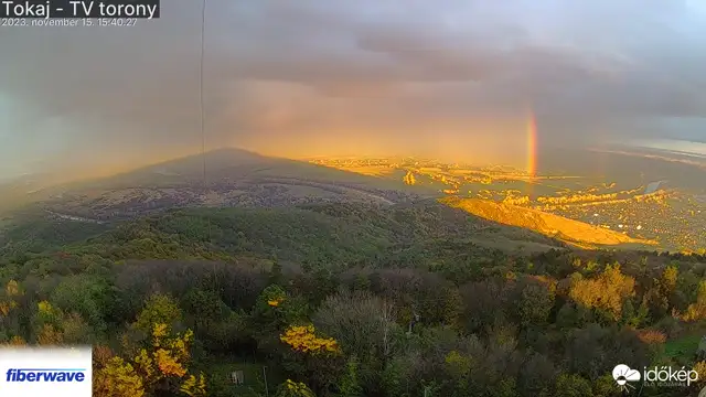 Árnyékot vetett a Tokaji-hegy a dupla szivárvány mellett