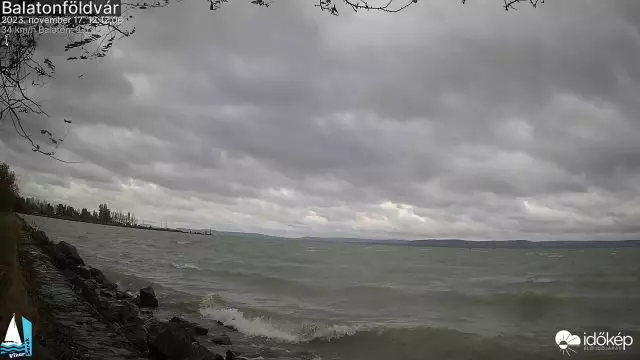 Felkorbácsolta a szél a Balaton vizét
