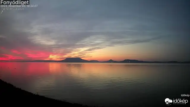 Káprázatos alkonyati fények a Balatonnál