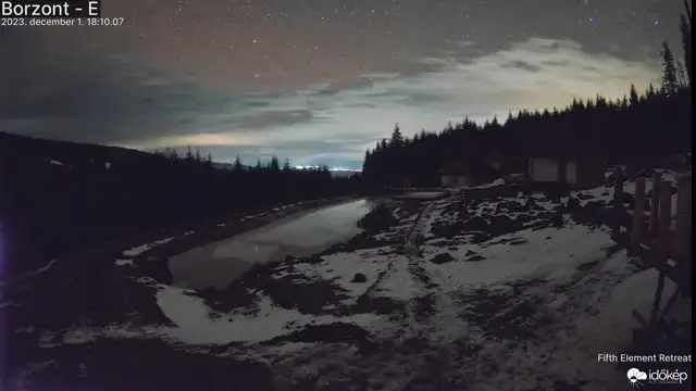 Légkörfény ragyogott a felhők között