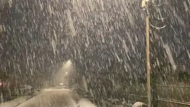 Lenyűgöző nagypelyhes havazás itt Szamosdarán a párciumban egy nagyobb csapadék gócnak köszönhetően