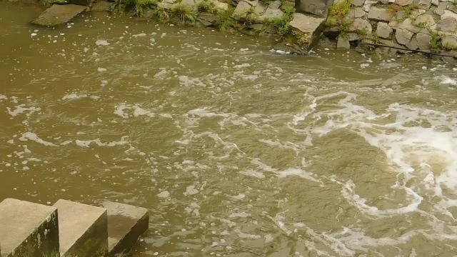 Az aldebrői Tarna zuhogója az eső hatására, teljes pompával, és szép látványával továbbítja a patak vizét.