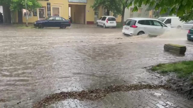 Elöntötte a víz Szekszárd utcáit