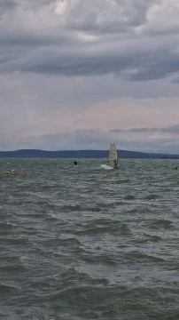 Hiába a szélvihar, még van aki fürdik a Balatonban