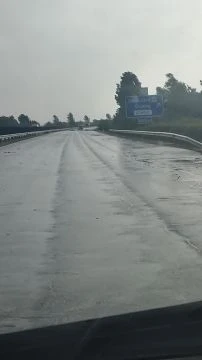 Letört ágak az úton Bátaszék környékén