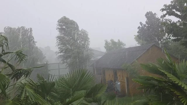 Jégeső és viharos szél kíséri a zivatart Mosonszolnokon