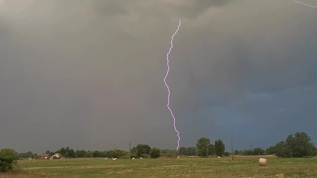 Vasárnap reggeli nagyon látványos lassított villámok