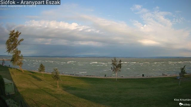 Tarajosodnak a hullámok Siófoknál