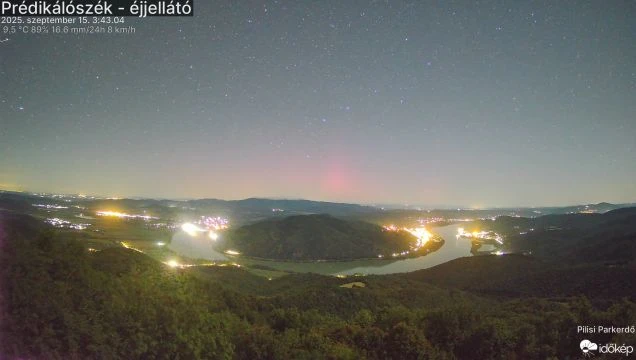 Rózsaszínes sarki fény sejlett fel a hajnali órákban