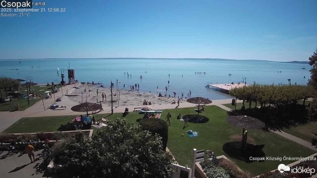 Még sokan fürdenek a Balatonban