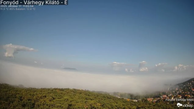 Cumulusok nőttek ki a ködből a Balatonnál