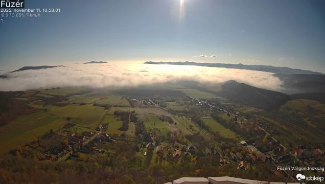 Ködtenger hömpölyög hegyek között