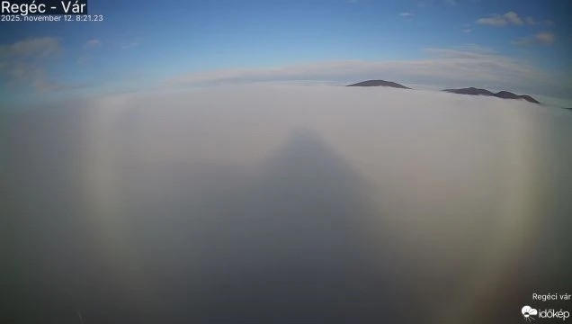Gyönyörű ködív és glória a regéci várból