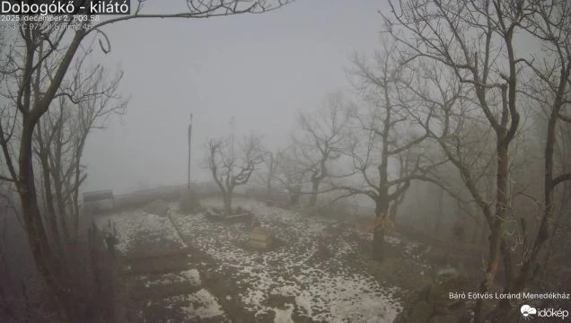 Tiszta, holdfényes idő után zúzmarás ködbe burkolózott Dobogókő