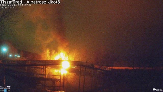 Faháztűz a tiszafüredi kikötőben