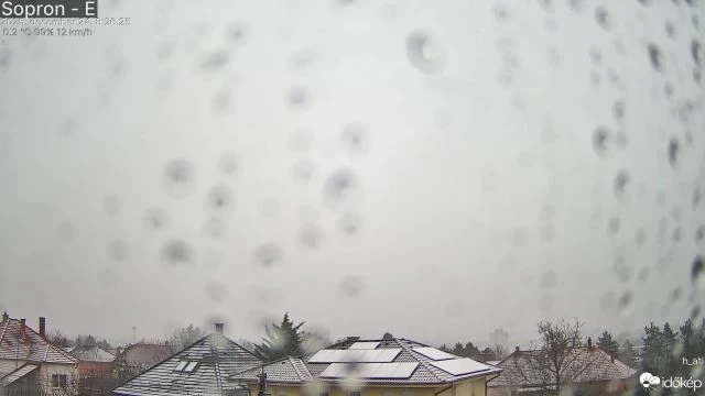 Fehérednek a háztetők