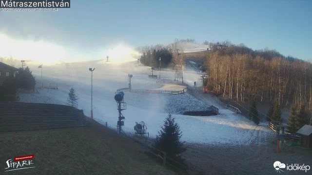 Dübörögnek a hóágyúk a Mátrában