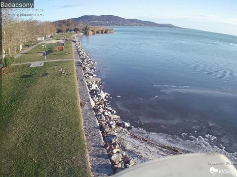 Az éjszaka leple alatt elkezdett befagyni a Balaton