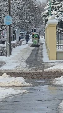 Így (is) takarítják a járdát Cegléden