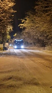 Ébredezik a város a havazás után